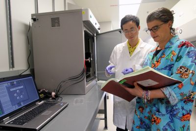 Carla Finkielstein in lab with student