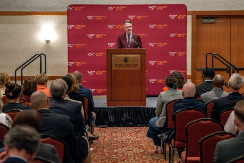 蒂姆·桑兹总统宣布为弗吉尼亚州技术优势公司（Virginia Tech Advantage）筹集5亿美元资金，并表彰为实现这一目标而捐赠的1000万美元。克拉克·德哈特为弗吉尼亚理工大学拍摄。